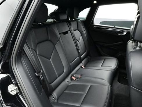 Certified 2025 Porsche Macan AWD/4WD image 17