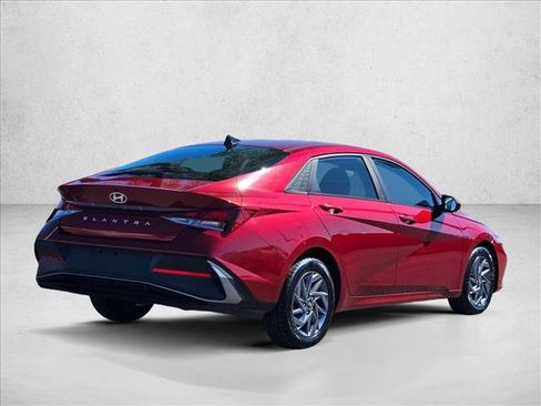 Used 2024 Hyundai Elantra SEL FWD image 5
