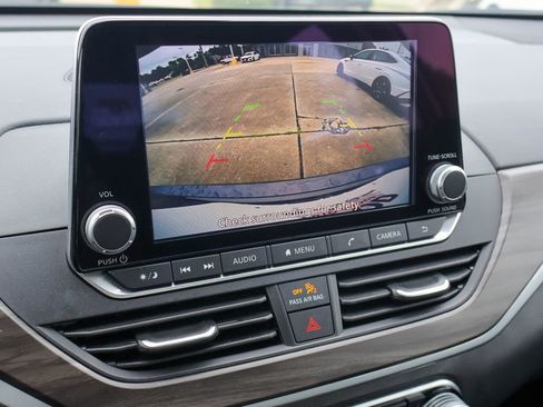 Used 2025 Nissan Altima 2.5 SV FWD image 21