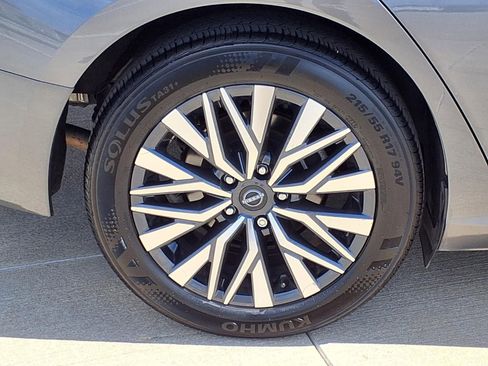 Used 2025 Nissan Altima 2.5 SV image 25