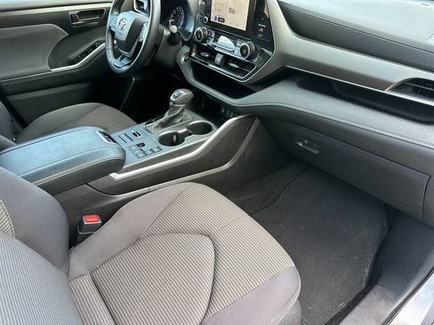 Certified 2025 Toyota Highlander LE AWD/4WD image 17