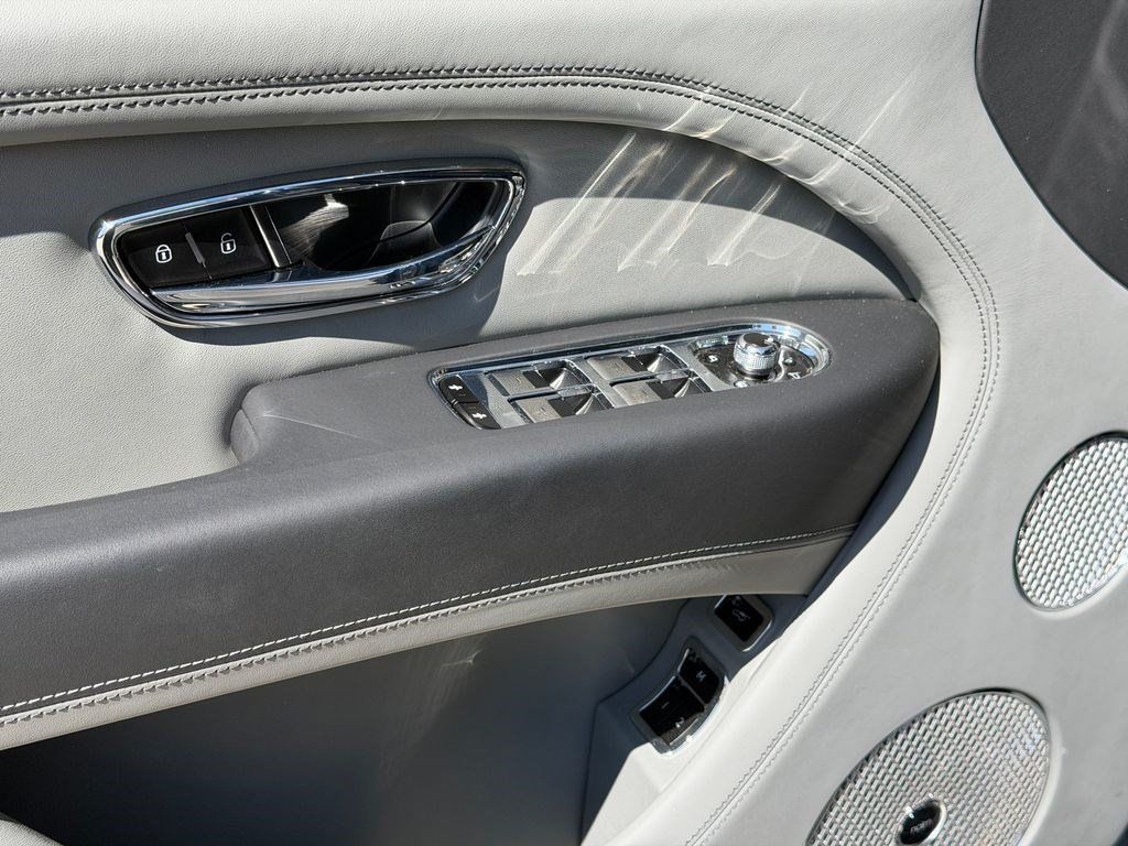 Certified 2025 Bentley Bentayga AWD/4WD image 16