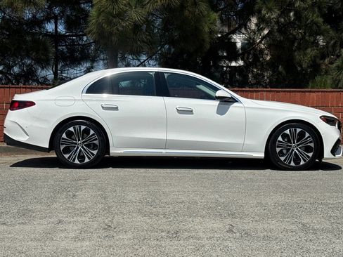 Used 2025 Mercedes-Benz E 350 4MATIC Sedan image 4