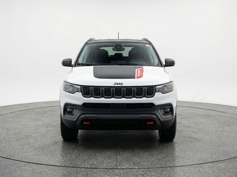 Used 2025 Jeep Compass Trailhawk AWD/4WD image 2