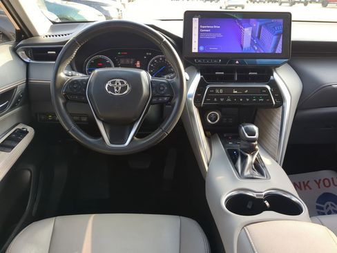 Used 2023 Toyota Venza XLE image 27