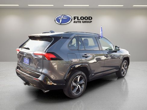 Used 2021 Toyota RAV4 SE w/ Weather & Moonroof Package AWD/4WD image 4