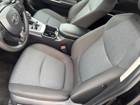 Used 2025 Toyota RAV4 XLE AWD/4WD image 20