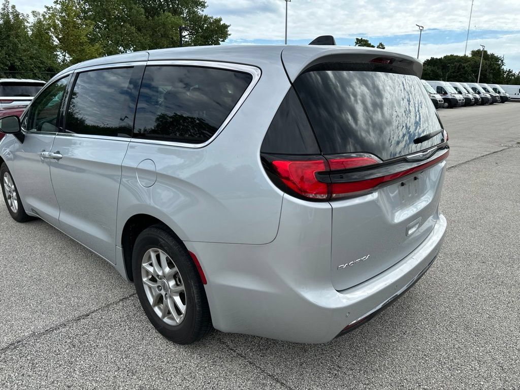Used 2024 Chrysler Pacifica Touring-L FWD image 9