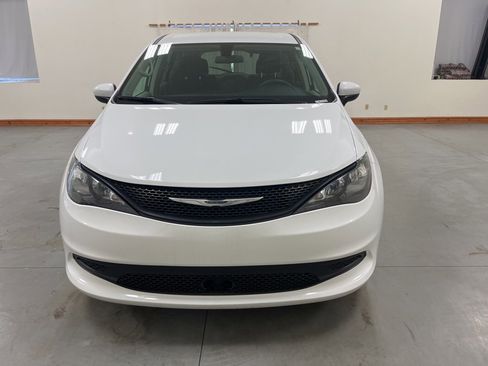 Used 2022 Chrysler Voyager LX image 3