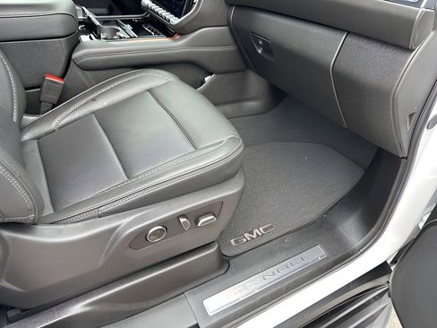Used 2025 GMC Yukon Denali image 16