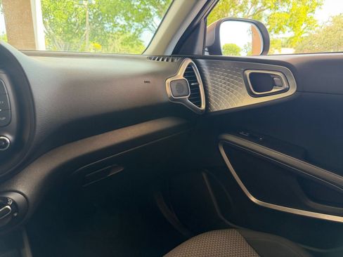 Used 2025 Kia Soul LX w/ LX Technology Package FWD image 25