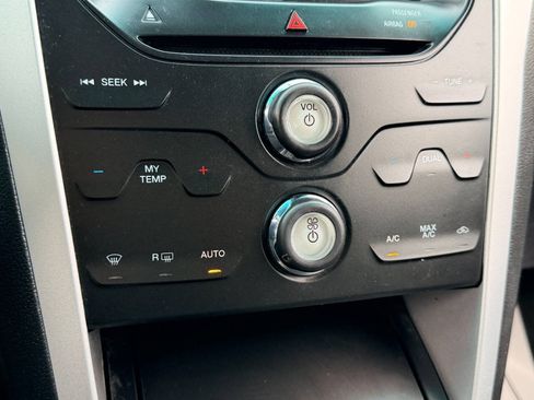 Used 2015 Ford Explorer XLT w/ Equipment Group 202A AWD/4WD image 39