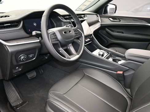 Used 2025 Jeep Grand Cherokee Limited image 10