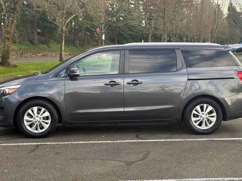 Used 2016 Kia Sedona LX w/ LX Convenience Package image 2