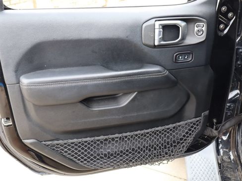 Used 2018 Jeep Wrangler Unlimited Sahara AWD/4WD image 17