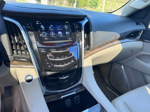 Used 2019 Cadillac Escalade Luxury AWD/4WD image 6