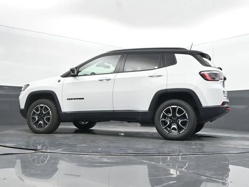 Used 2025 Jeep Compass Trailhawk AWD/4WD image 48