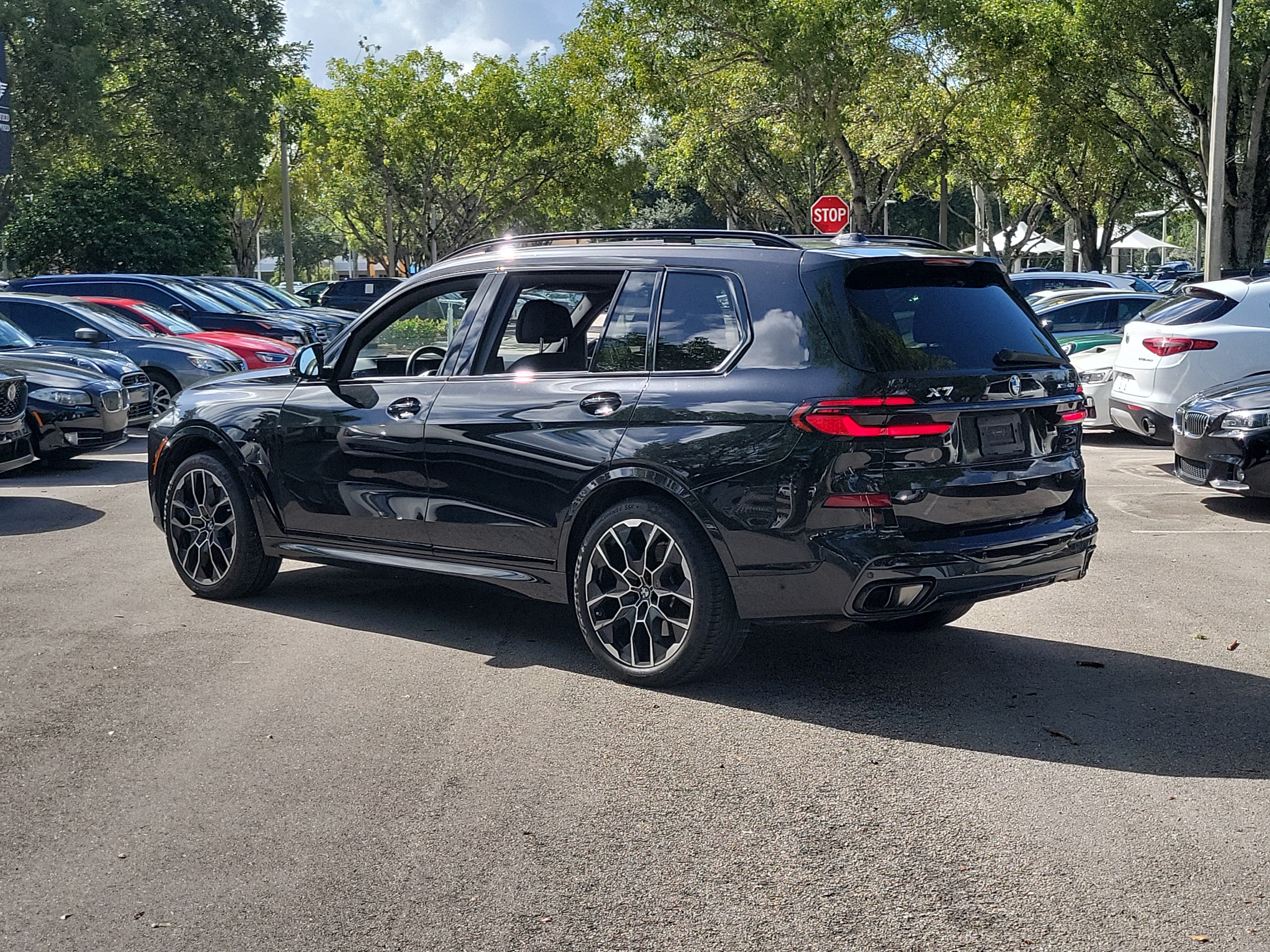 Used 2024 BMW X7 xDrive40i w/ M Sport Package AWD/4WD image 4