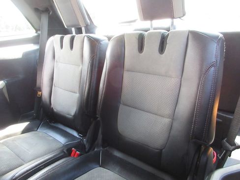 Used 2017 Ford Explorer XLT w/ Equipment Group 202A AWD/4WD image 20