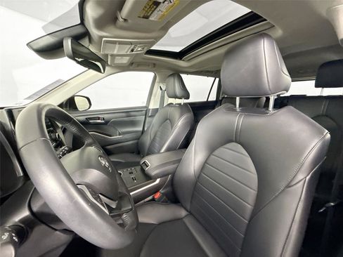 Certified 2023 Toyota Highlander XLE image 15