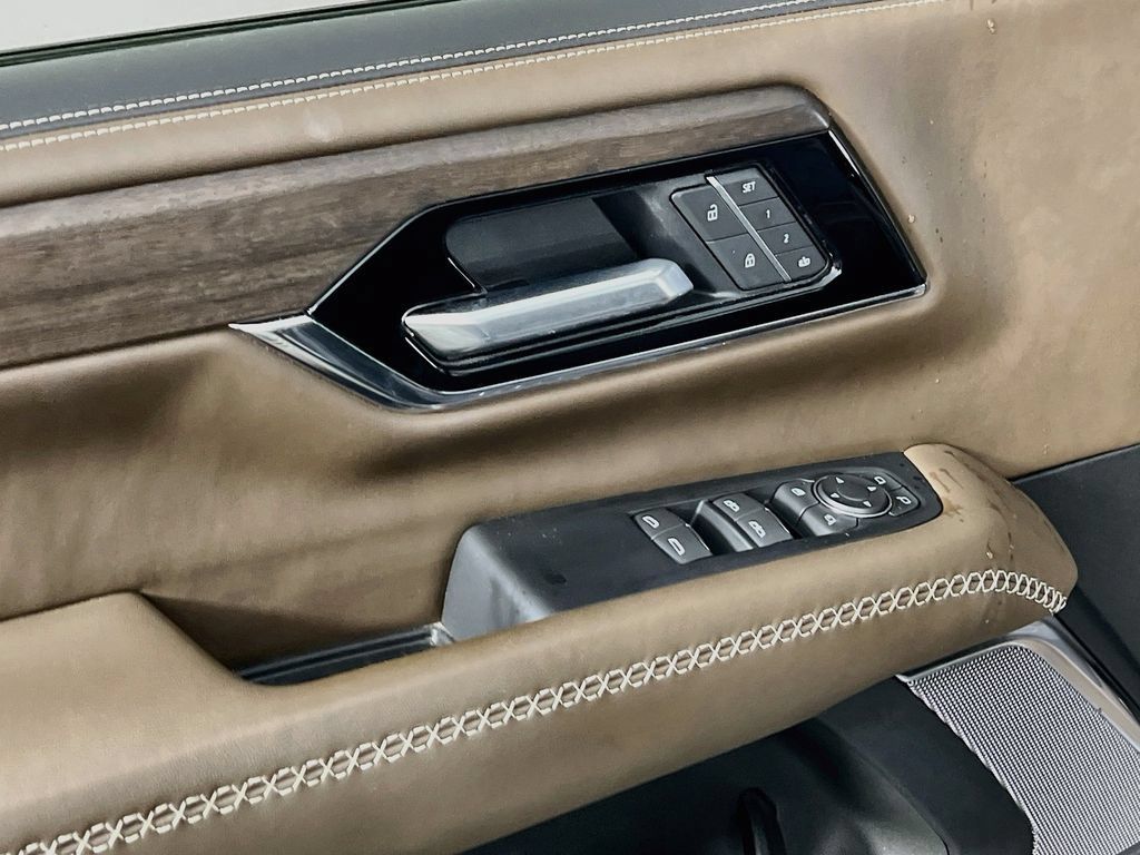 Certified 2025 GMC Yukon Denali Ultimate w/ LPO, Floor Liner Package AWD/4WD image 18