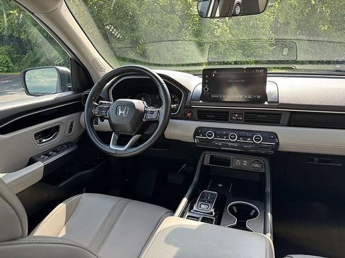 Used 2023 Honda Pilot Touring image 16