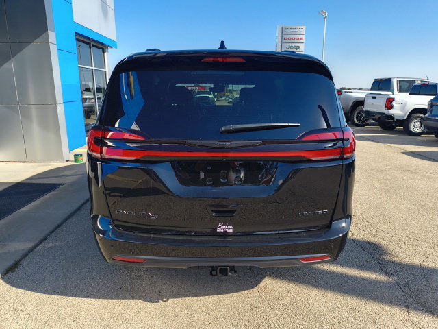 Used 2025 Chrysler Pacifica Limited w/ Uconnect Theater Family Group FWD image 4