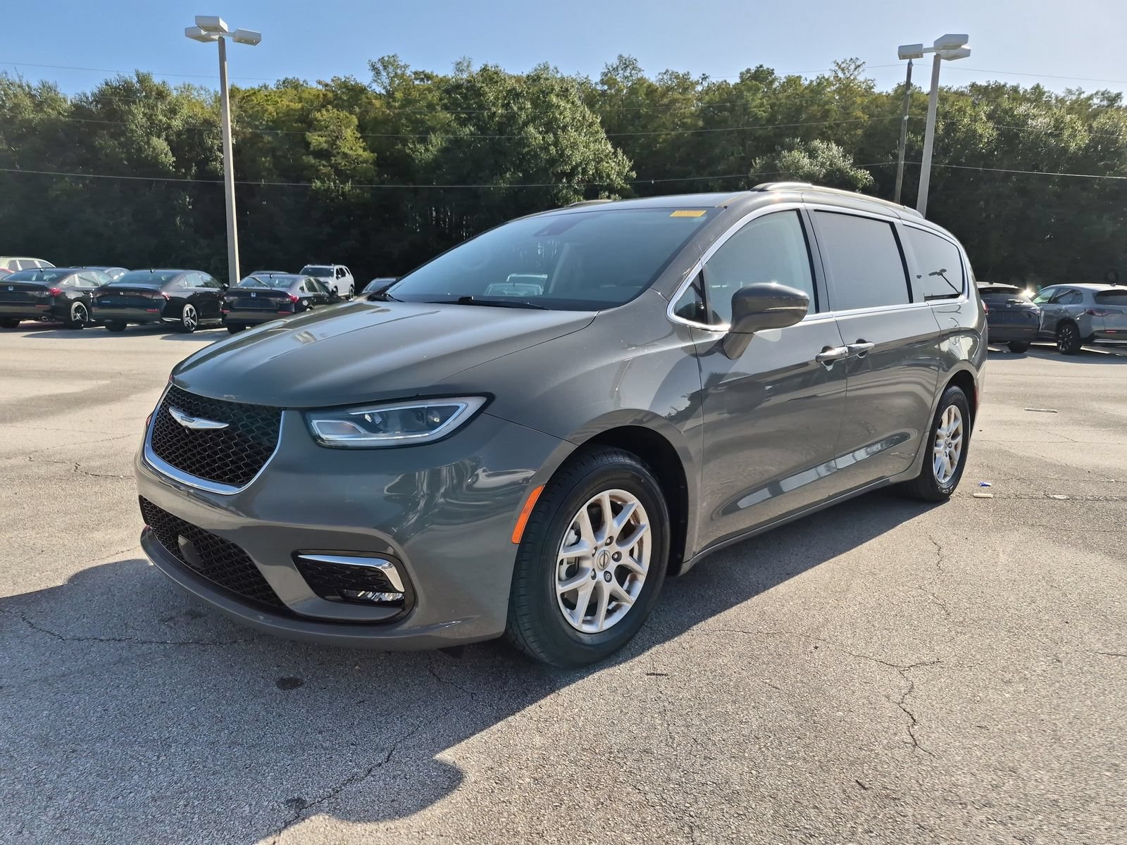 Used 2022 Chrysler Pacifica Touring-L FWD image 2