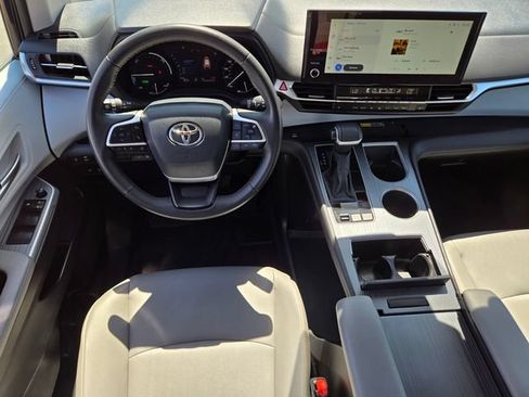 Used 2025 Toyota Sienna XLE FWD image 12