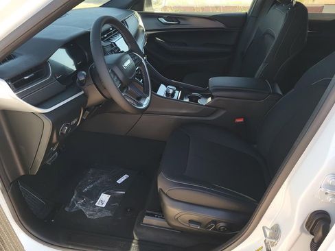 New 2025 Jeep Grand Cherokee L Laredo image 9