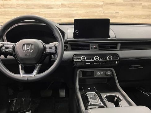 Used 2025 Honda Pilot Touring image 2