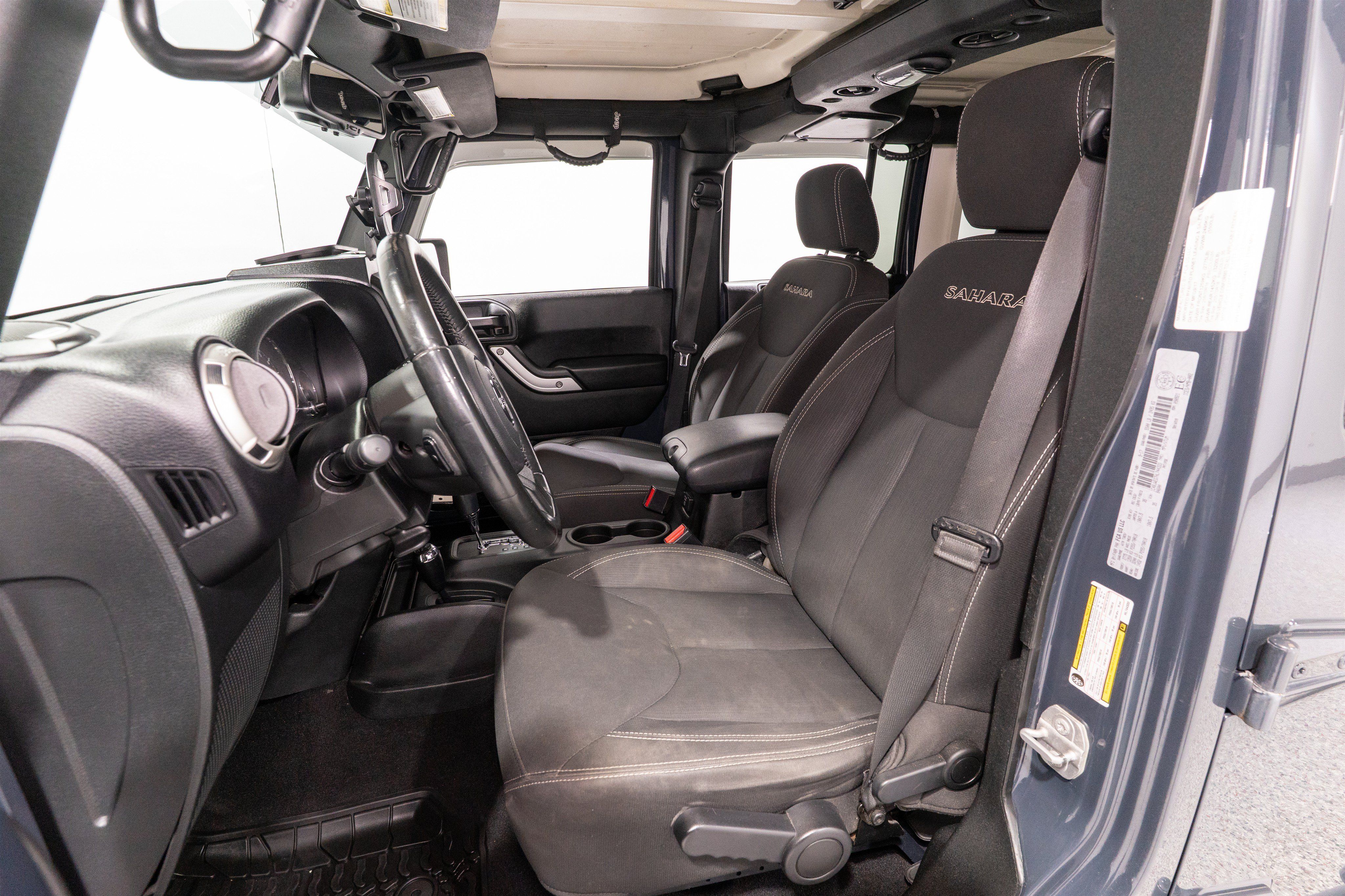 Used 2017 Jeep Wrangler Unlimited Sahara w/ Connectivity Group AWD/4WD image 14