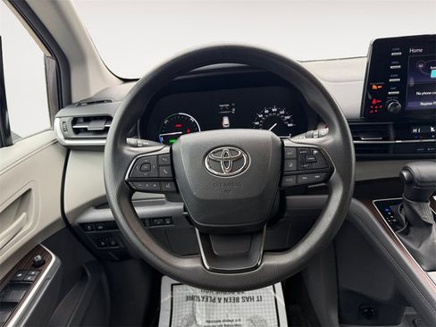 Used 2023 Toyota Sienna LE image 12