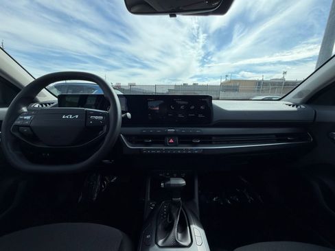 Used 2025 Kia K4 LXS image 32