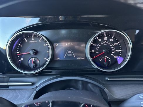 Used 2024 Kia Carnival EX image 15