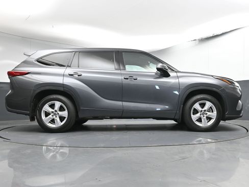 Certified 2022 Toyota Highlander LE image 27