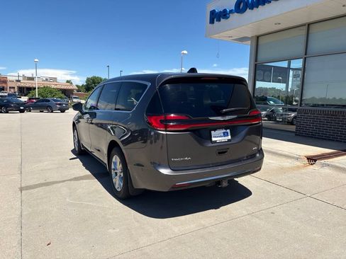 Used 2023 Chrysler Pacifica Touring-L AWD/4WD image 7