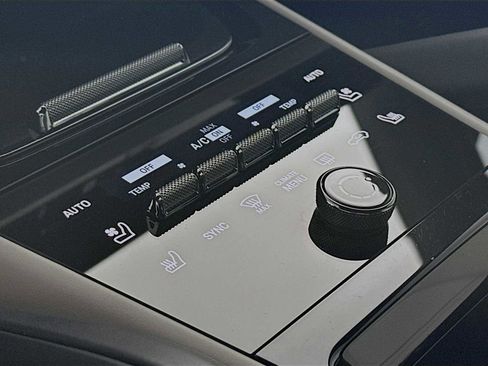 Used 2025 Porsche Cayenne image 21