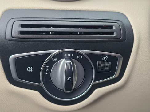 Used 2020 Mercedes-Benz GLC 300 4MATIC image 38