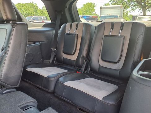 Used 2017 Ford Explorer XLT w/ Equipment Group 202A AWD/4WD image 8