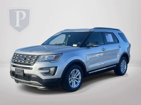 Used 2016 Ford Explorer XLT w/ Equipment Group 202A image 4