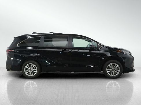 Used 2023 Toyota Sienna XLE Woodland Edition image 6