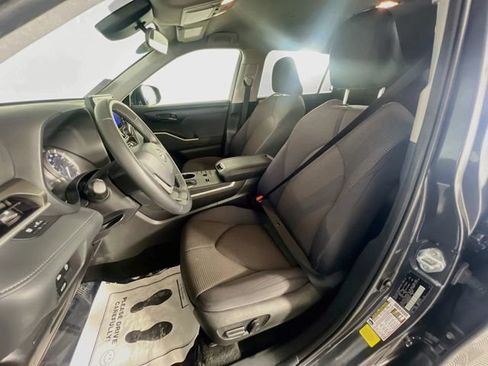 Used 2025 Toyota Highlander LE FWD image 10