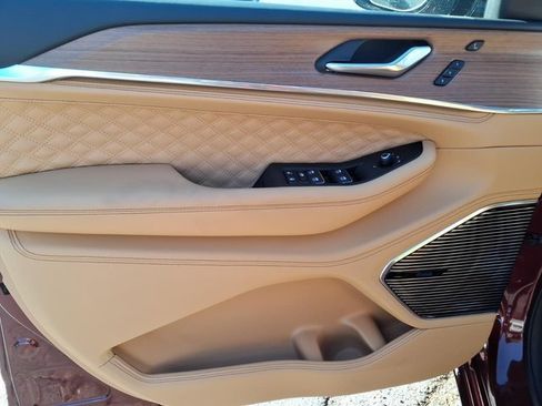 New 2025 Jeep Grand Cherokee Summit image 9