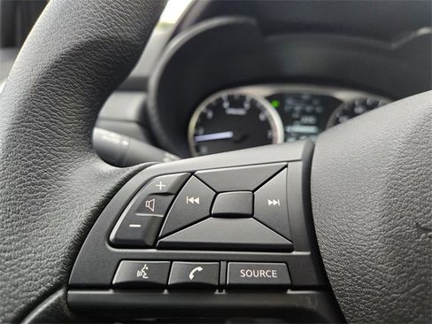 Used 2025 Nissan Versa S w/ Trunk Package image 28