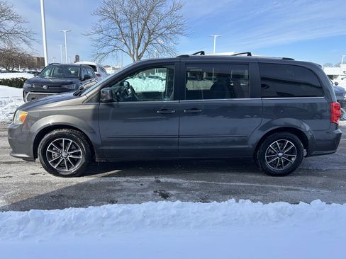 Used 2017 Dodge Grand Caravan SXT image 4