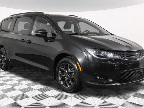 Used 2018 Chrysler Pacifica Limited w/ S Appearance Package image 17