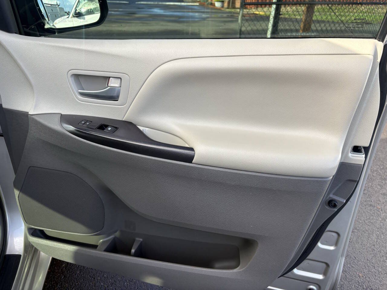 Used 2015 Toyota Sienna LE FWD image 22