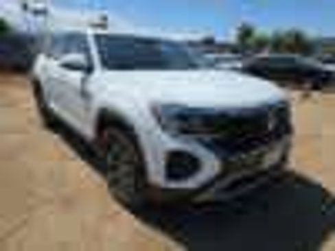 Used 2024 Volkswagen Atlas Cross Sport SE w/ Panoramic Sunroof Package FWD image 2