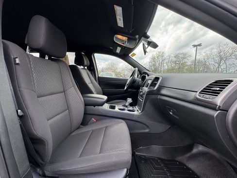 Used 2020 Jeep Grand Cherokee Laredo AWD/4WD image 16